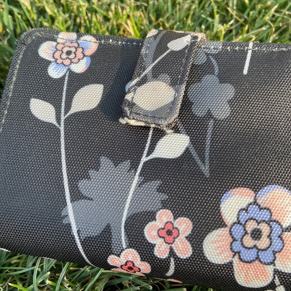 Vera Bradley - Lighten Up Wallet - Picture 7 of 9